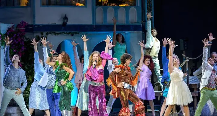 Cher canta gli Abba -3 giorni all'uscita di Dancing Queen