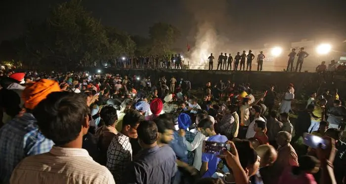 Treno sulla folla in India almeno 60 le vittime