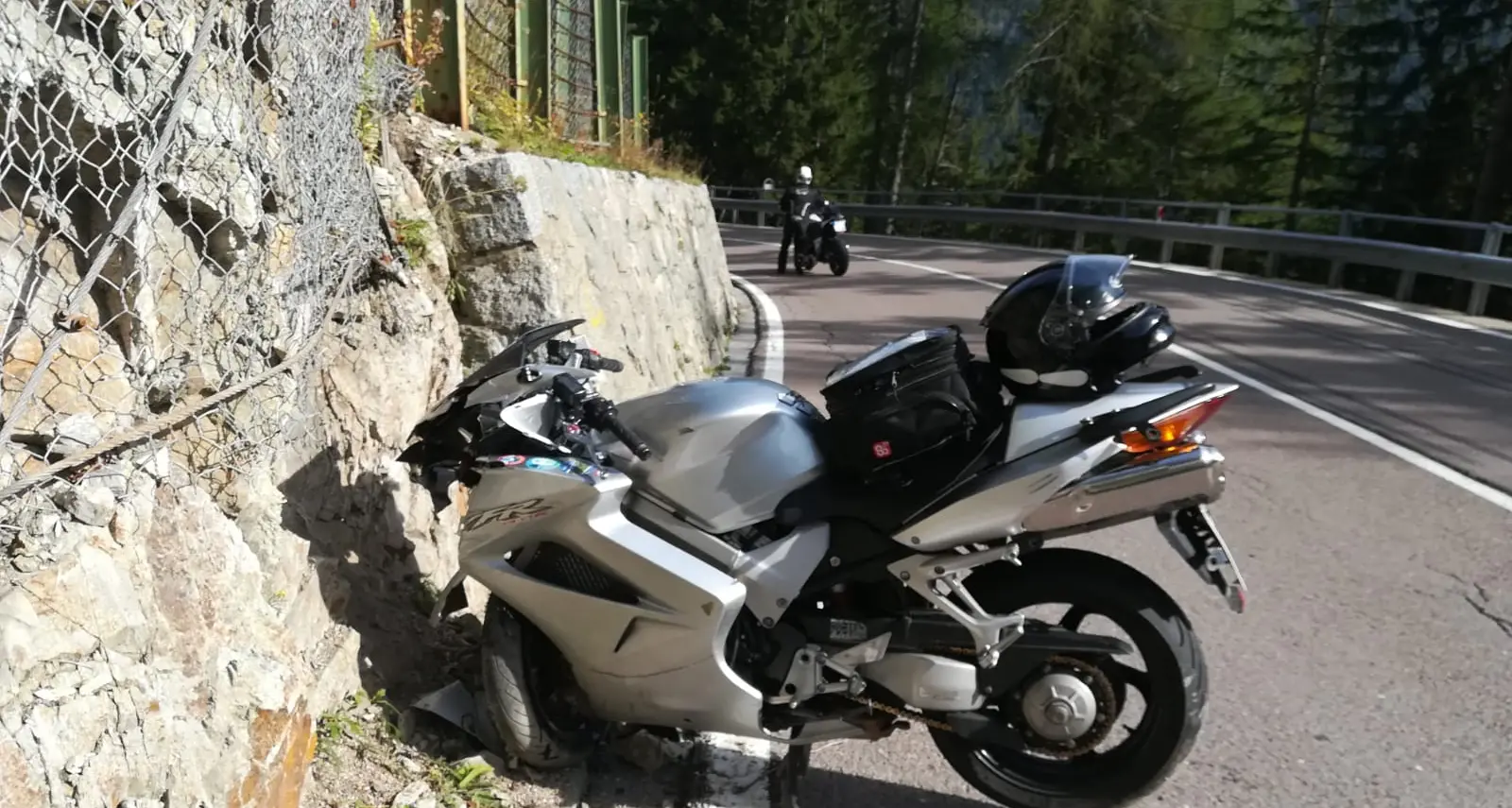 In moto contro la roccia Schianto al Tonale