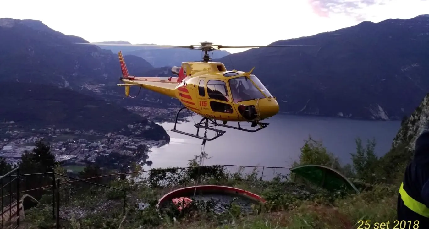 Fiamme in cima alla Rocchetta Pompieri al lavoro dall’alba