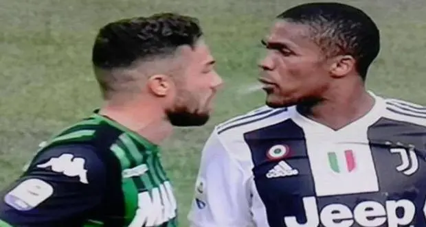 Douglas Costa: 4 turni di squalifica per lo sputo