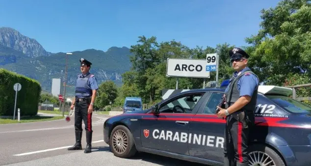 Riva, carabinieri in spiaggia Minaccia i vicini col coltello