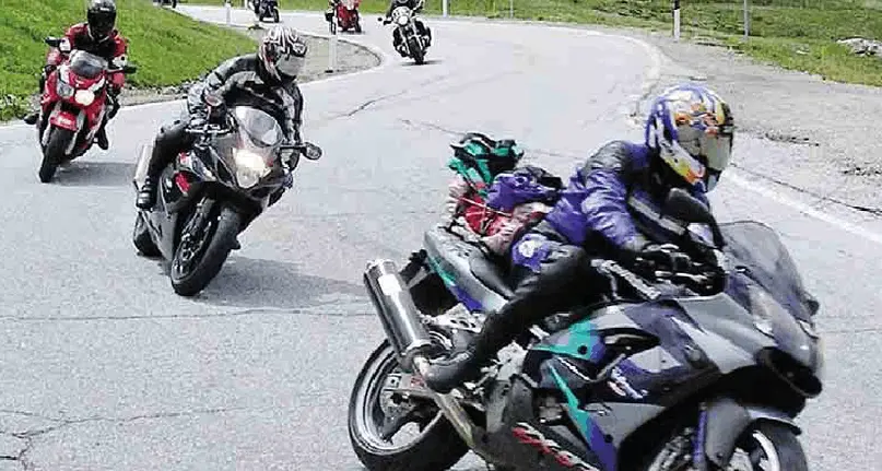Strade invase dalle moto e trasformate in pista La rivolta dei sindaci degli Altipiani «La domenica paura a uscire di casa»