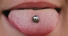 Il piercing sulla lingua peggiora salute bocca