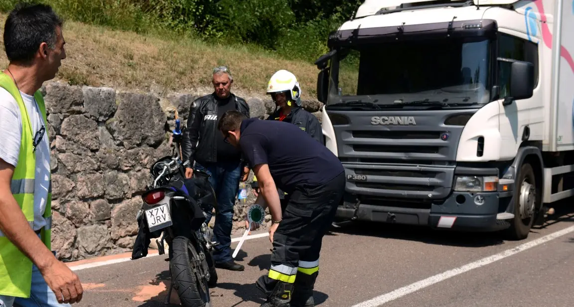 In moto contro un camion Un ragazzino miracolato