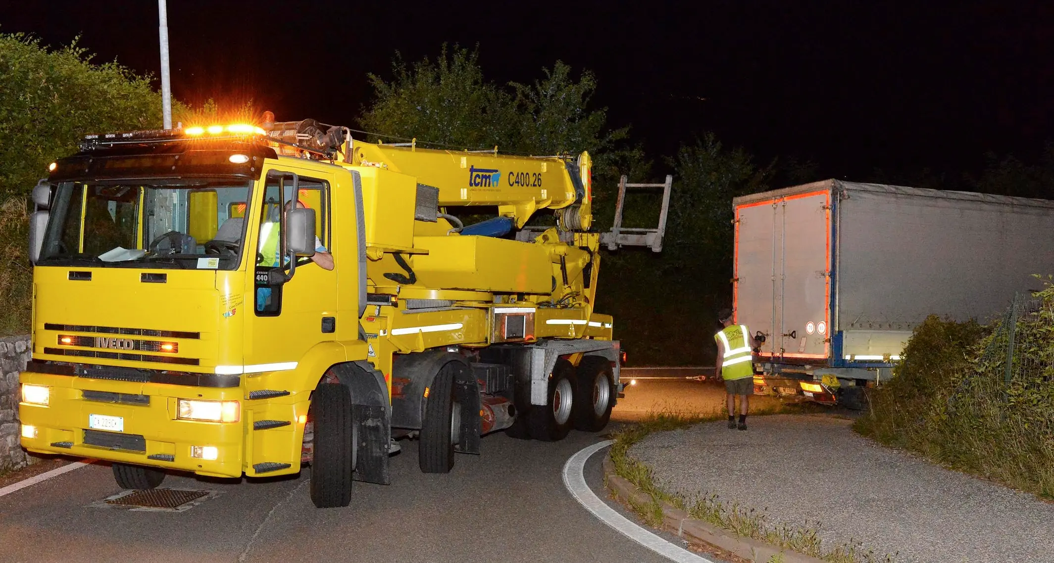 Tir incastrato in via alla Cascata, tradito dal navigatore