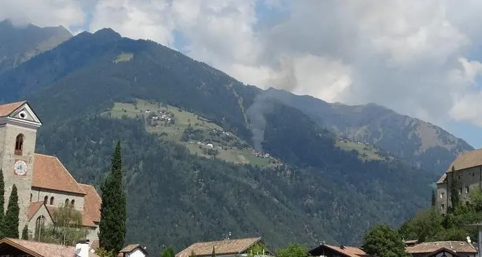 Incendio in un maso a Rifiano Fienile distrutto dalle fiamme