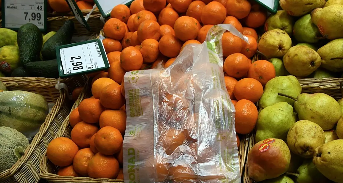 Frutta e verdura «brutte»: nella Ue sprecate 50mila tonnellate ogni anno