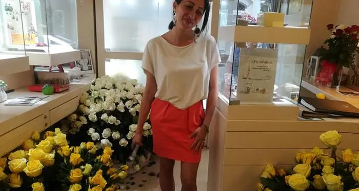 Per conquistare una donna le manda 1.800 rose