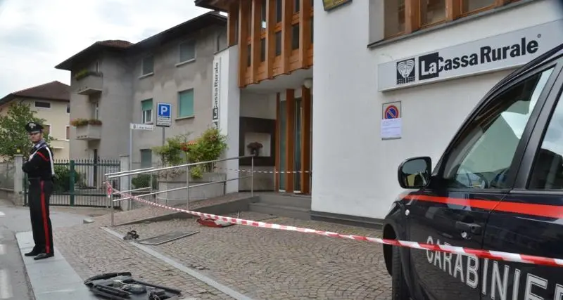 Fanno saltare sportello bancomat per prendere soldi ma mancano il bottino: solo danni a Cassa Rurale