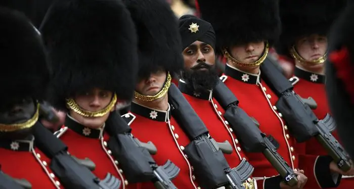 Compleanno regina, alla parata c'è anche una guardia sikh