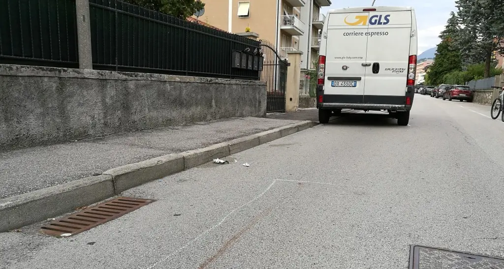 Agganciata e trascinata in strada da un furgone: grave una donna