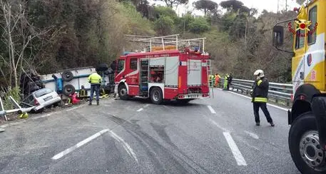 Tir si schianta contro utilitaria Quattro persone morte, 1 grave