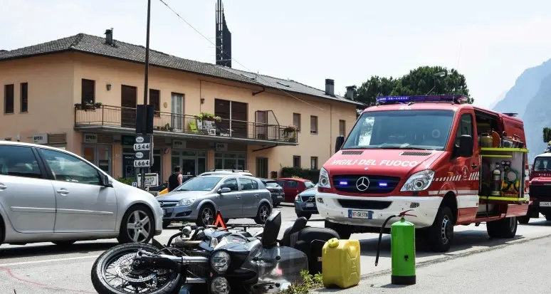 Scontro con un'automobile Ferito un motociclista