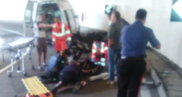 Si schianta in galleria con la moto: è grave