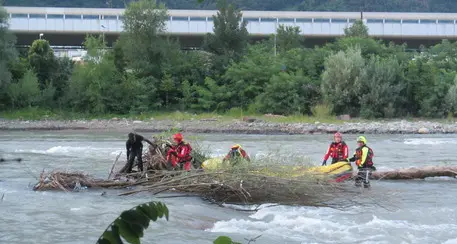 Uomo salvato da vigili del fuoco nell'Isarco a Bolzano