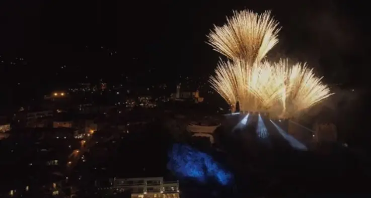 La festa di Malcesine dall'alto Lo spettacolo con il drone di JT