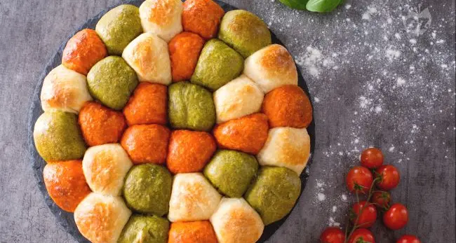 Rosso, viola, verde: arriva il pane multicolore
