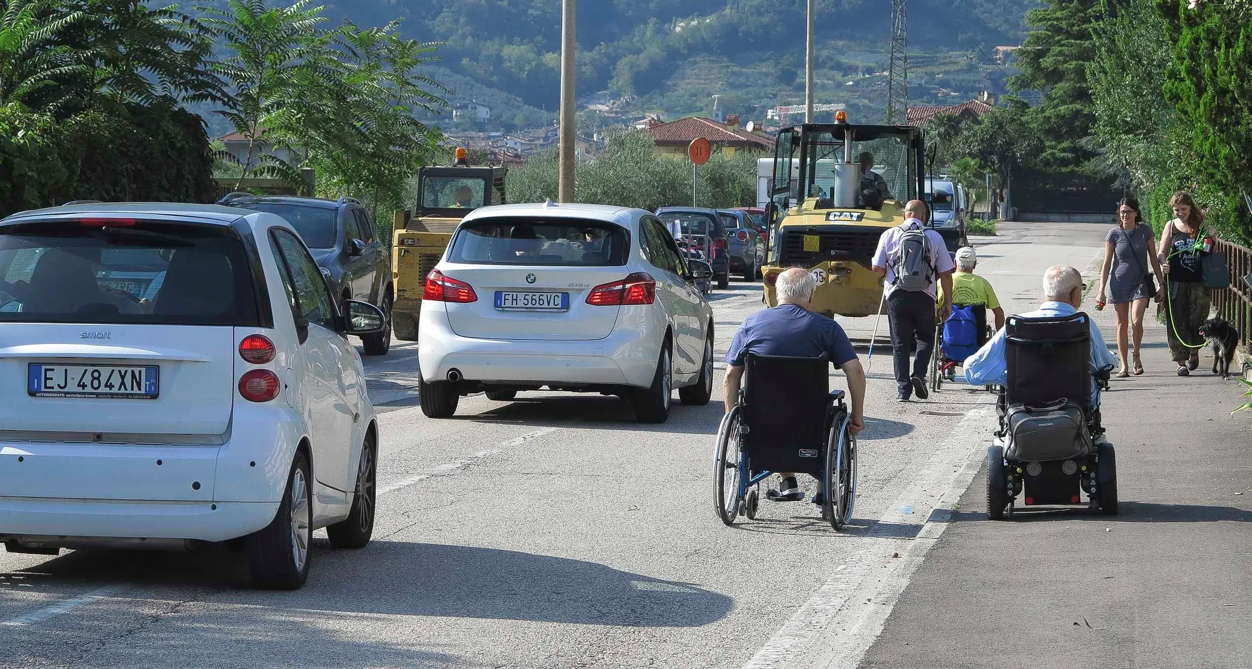 Arco, troppi marciapiedi non a norma per disabili