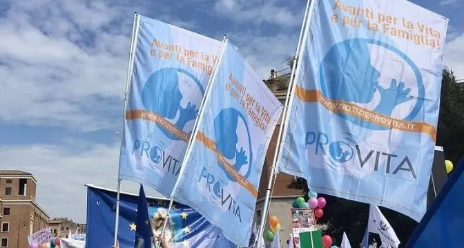 Anche in Trentino il camion vela manifesto contro aborto e legge 194