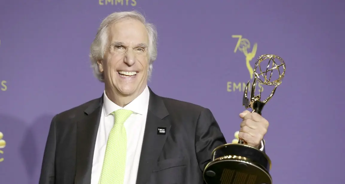 Henry Winkler, il celebre Fonzie di Happy Days vince il suo primo Emmy Award a 72 anni