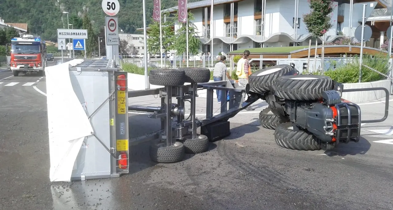 Un trattore carico d'uva si rovescia sull'asfalto