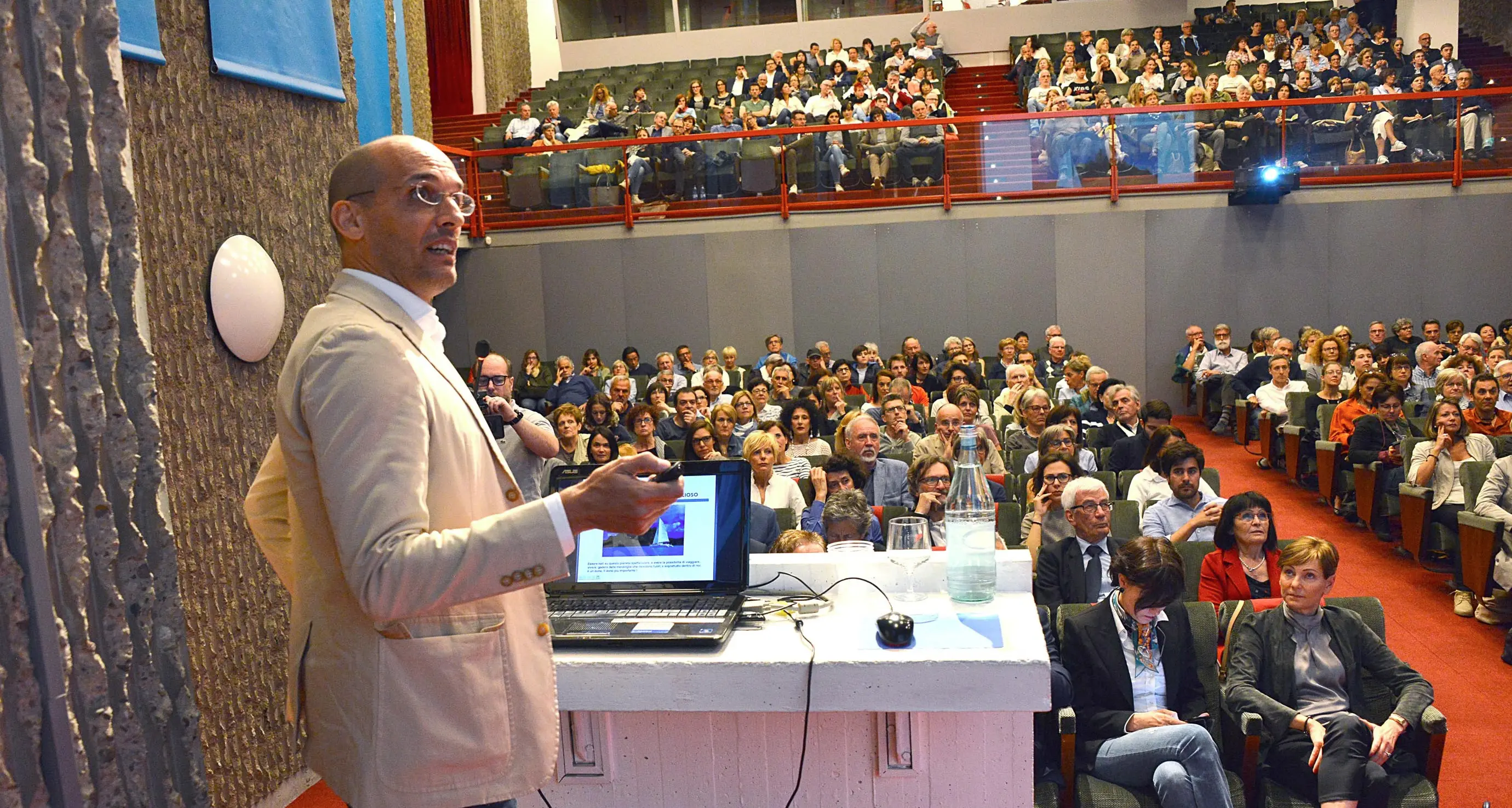 «La felicità? Non è in pillole ma si trova dentro di noi»