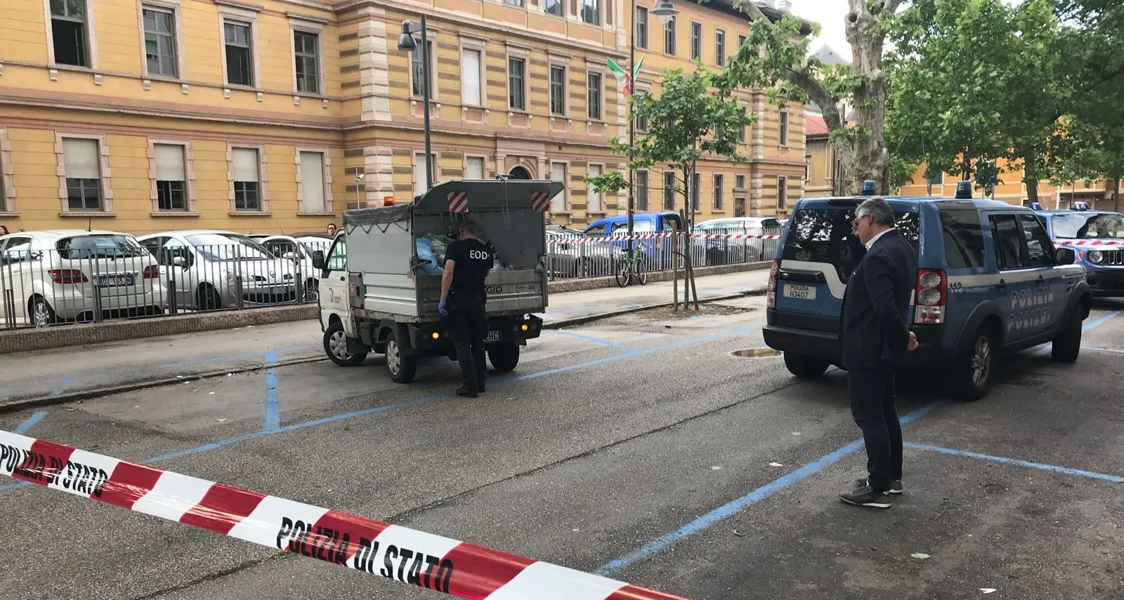 Allarme bomba nel cuore della città Artificieri in azione in via Prati