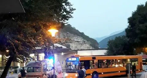 Bus urta pedone tra via Dogana e piazza Dante