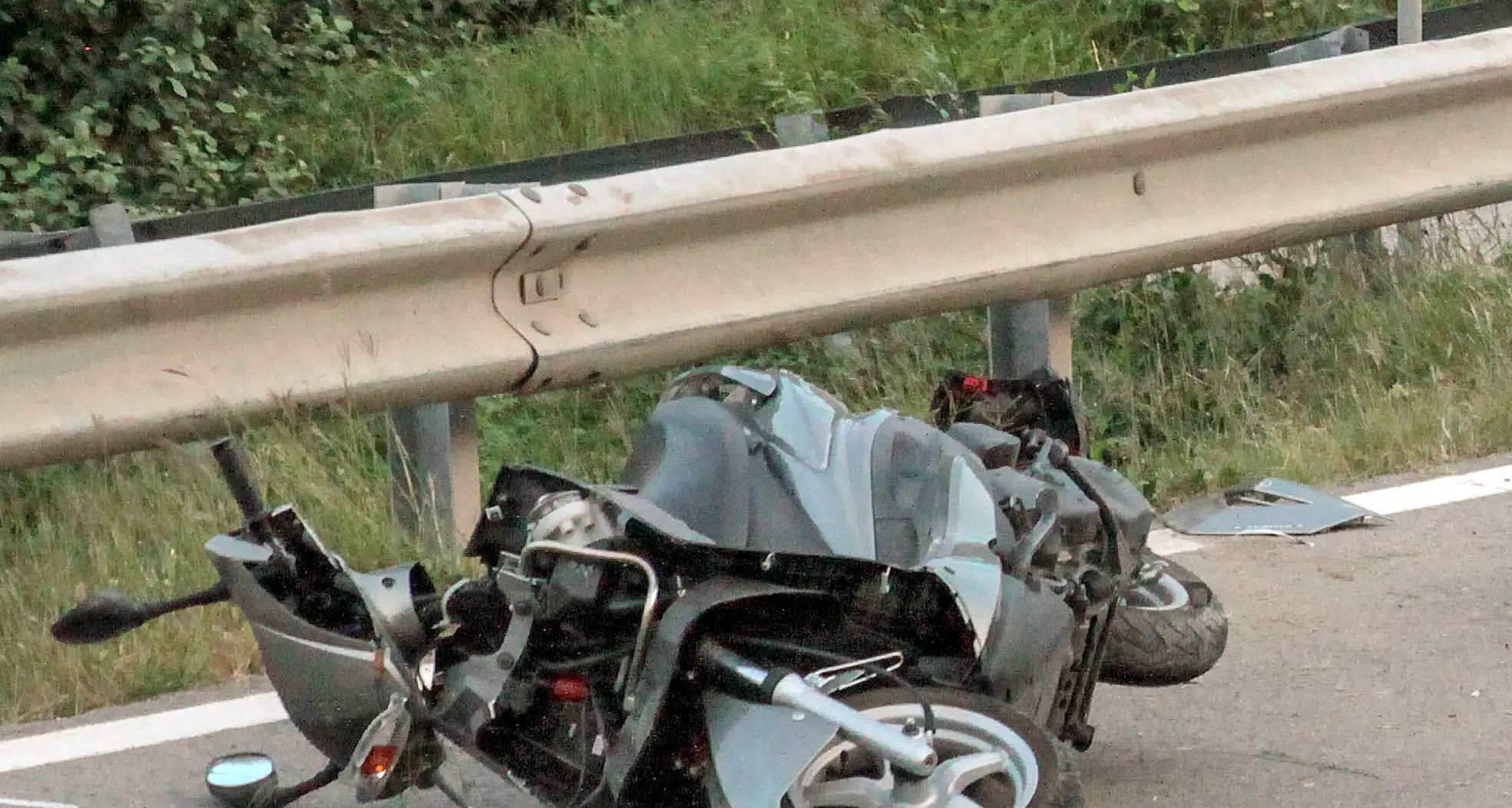 Si schianta con lo scooter contro un palo