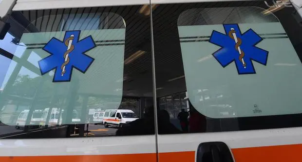 Dottoressa aggredita mentre soccorre un ferito