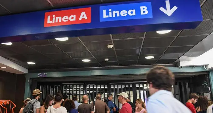 Falso allarme bomba in metro a Roma, panico