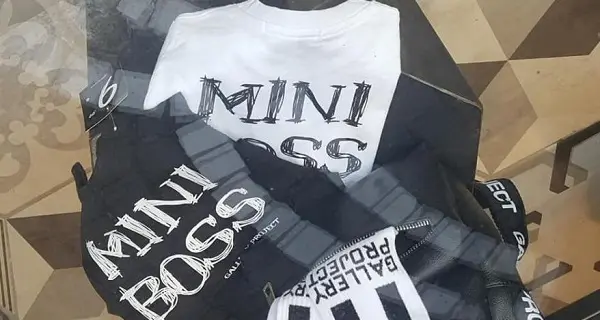 Napoli, magliette «Miniboss», «Overdose»: è polemica