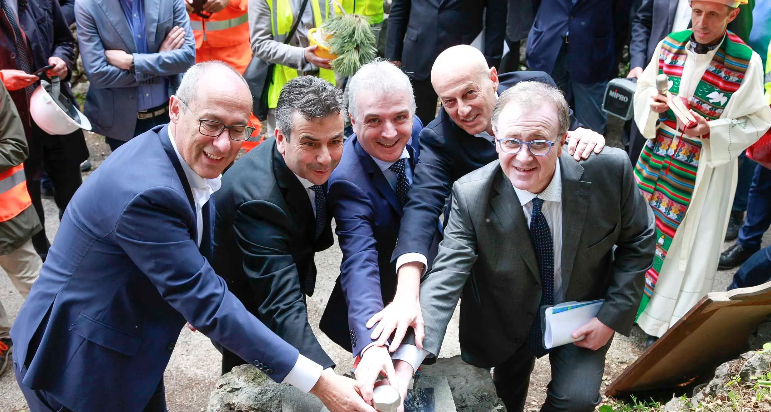 Tunnel Loppio-Busa, si scava La prima pietra posata ieri