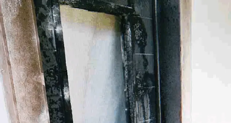 Dà fuoco alla porta della casa dei migranti