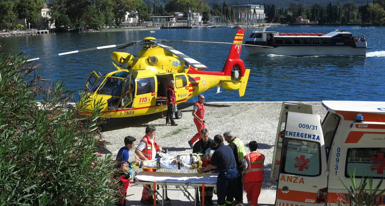 Garda: surfista tedesca di 73 anni si sente male. Gravissima al S.Chiara