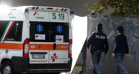 Urta lo specchietto in sorpasso Picchiato con mazza da baseball