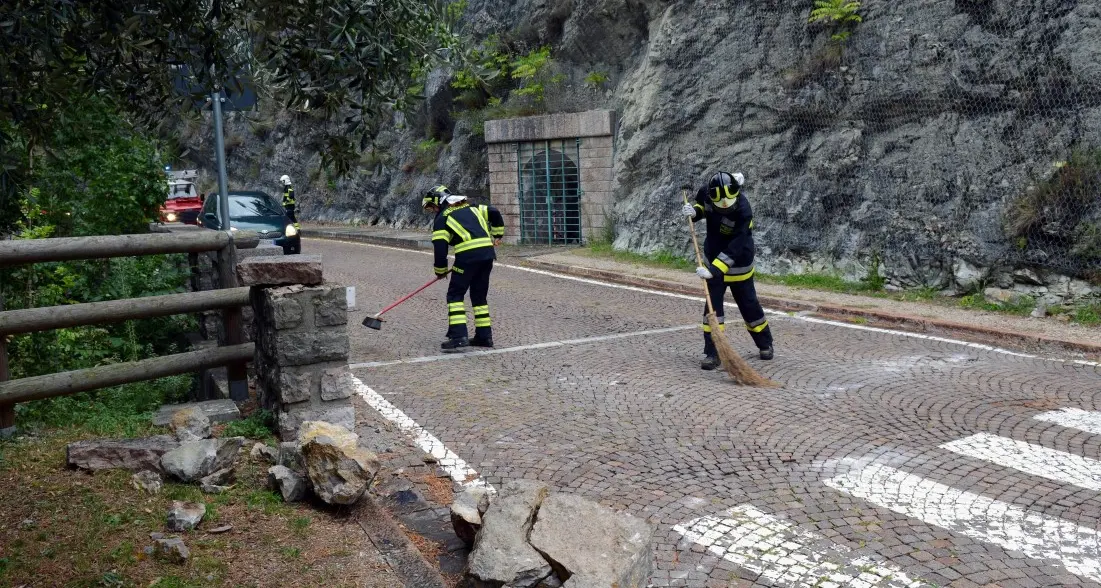 Grande paura a Santa Massenza per una scarica di sassi