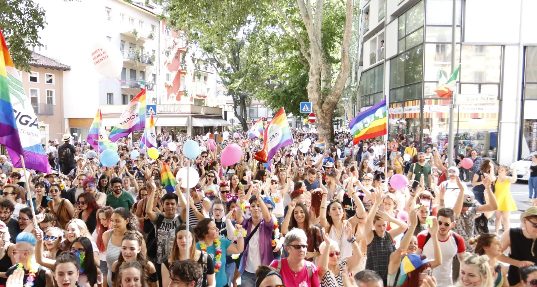 Trento si tinge di arcobaleno: Pride per 10.000