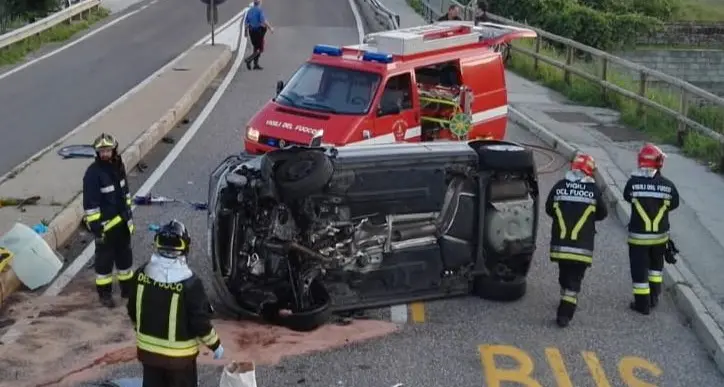 Lavis, pinze idrauliche per estrarre un uomo dall'auto