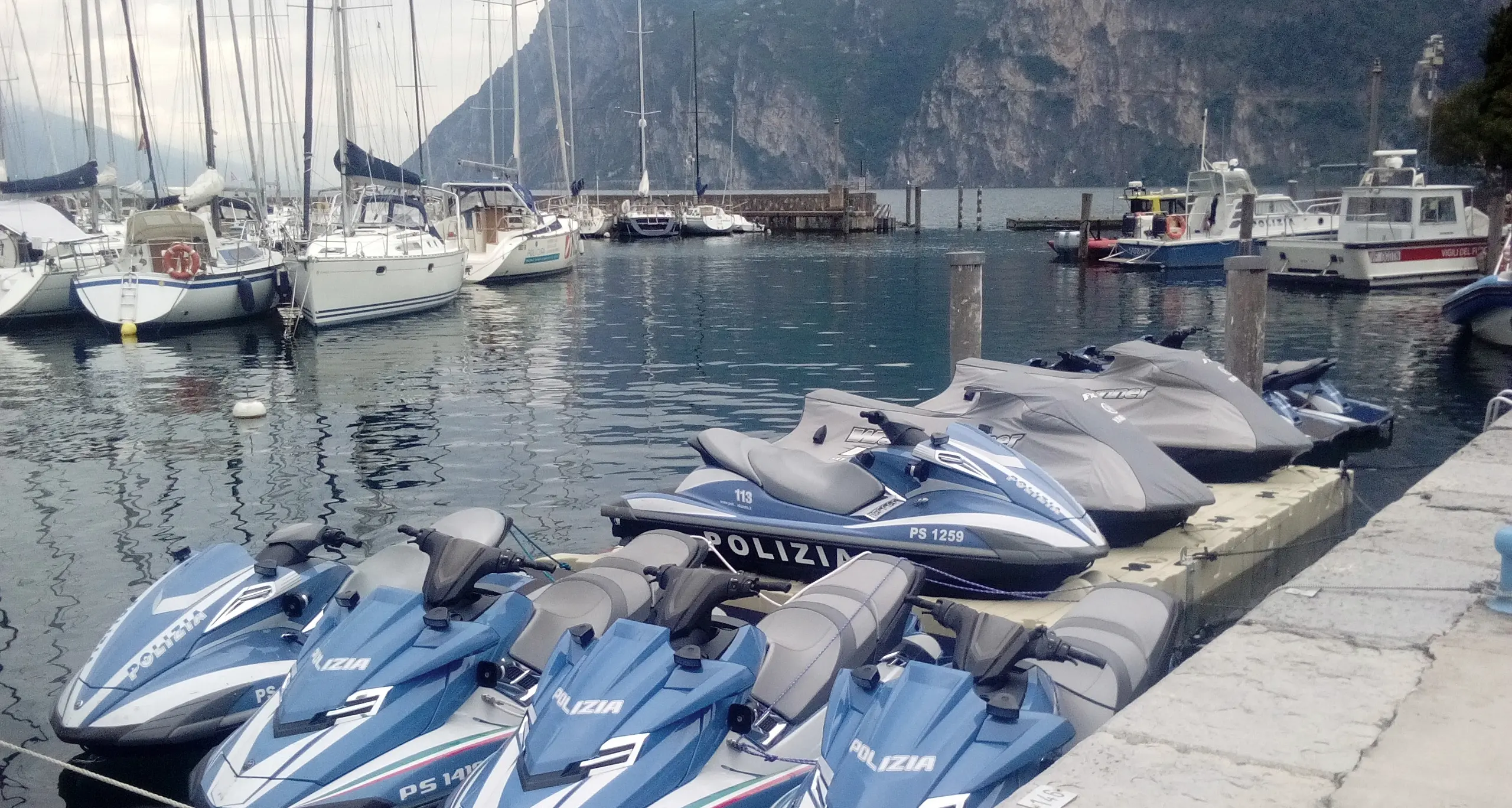 Polizia con le moto d'acqua per la sicurezza dei «GC32»