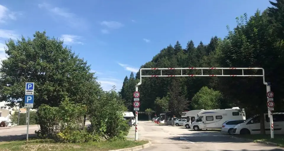 Multa al camper, turista protesta Violento scontro sui social
