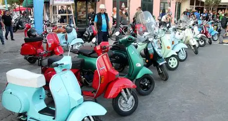 Prima donna in Vespa nel 1954, a 96 anni rinnova la patente