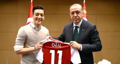 Ozil fa foto con Erdogan Addio alla Nazionale