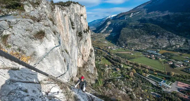 Arco, ragazzino ferito da una scarica di sassi