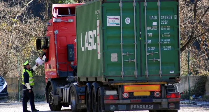 Tir, non si trovano autisti ne mancano 400