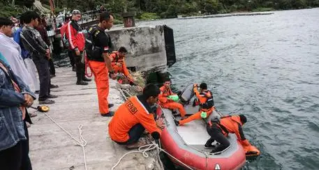Sumatra, affonda traghetto: 166 dispersi
