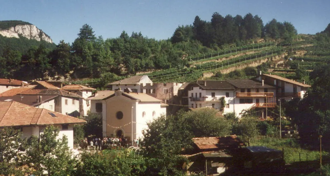 Tragedia in valle di Cembra: muore cadendo da un ciliegio