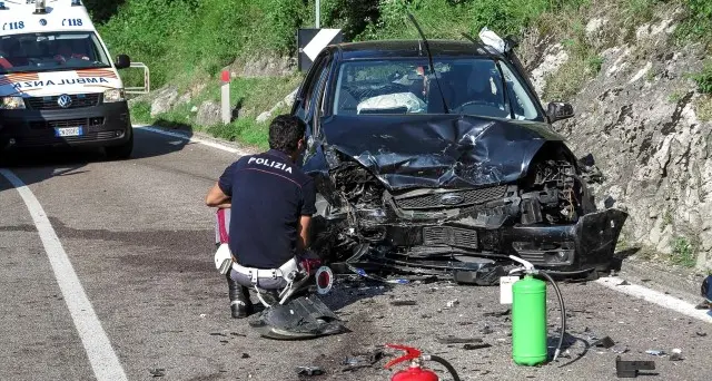 Violento scontro frontale sulla strada della Maza Sei persone ferite: tre sono gravi - Foto