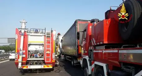 Mamma scende da auto per salvare figli ma viene investita e muore